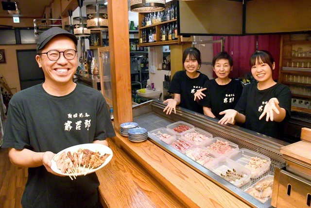 左から東別府さん、次女・菜華さん、母・秋子さん、長女・向日葵さん。家族で仲良く「戦国焼鳥　藤吉郎」を営む（大村市で）