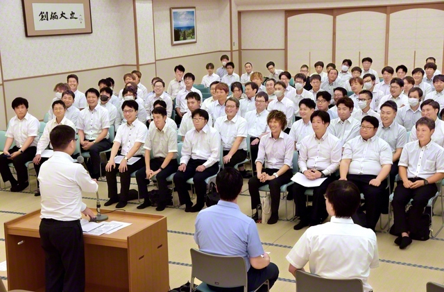 新出発を切った総県男子部。武田総県長が励ました（11日、有田文化会館で）
