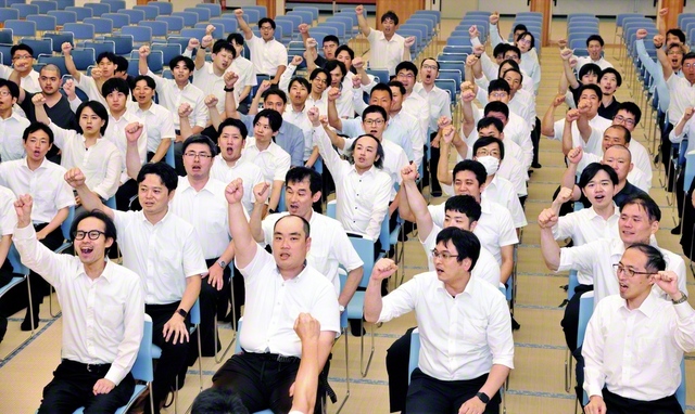 【男子部　結成75周年の大会】男子部は結成75周年を記念する大会を各地で意気高く。西宮総県の大会では新任の後藤悠介総県青年部長、尾崎健同男子部長らがあいさつ。各種人材育成グループのこれまでの功労を皆でたたえ、対話拡大でさらなる躍進を誓い合った（11日、西宮平和講堂で）