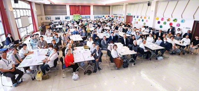 町の未来を見つめ、町民同士の語らいが弾んだ「新地町・未来座談会」。地域の魅力を確かめ合い、郷土愛あふれる集いとなった（6月28日、新地公民館で）