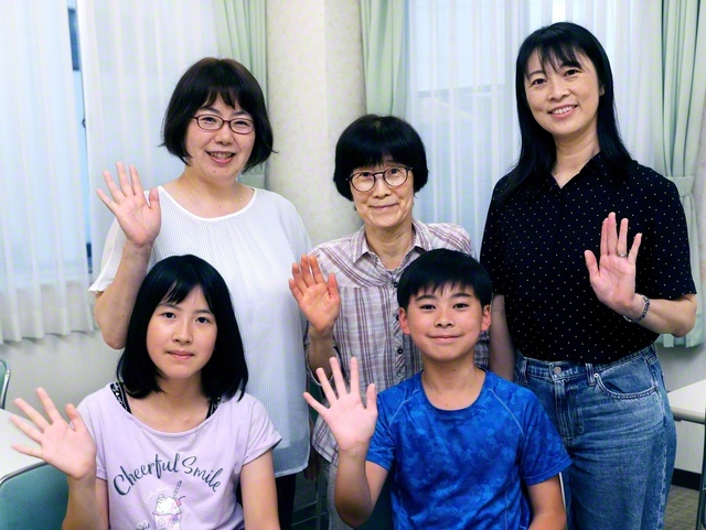 松本さん親子（左側）と綱嶋さん一家（右側3人）