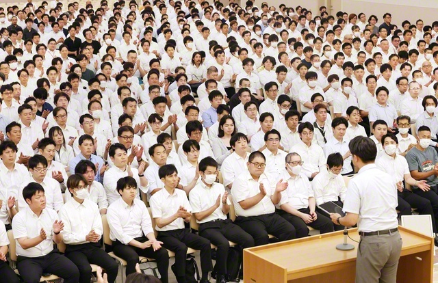 師弟共戦の誓いを新たにした総千葉男子部の友ら。集いでは、総千葉男子部教学部長に大西信行さん、千葉音楽隊長に谷口寛明さんが就任した