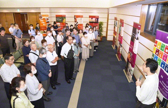 各界の識者などの来賓や友人らが訪れ、4000人以上の来場者でにぎわった