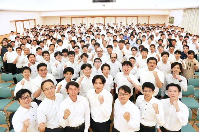 「7・11」男子部結成75周年を記念して行われた大会。参加者は“新時代の山本伸一”との誇りを胸に、勇躍の出発を切った（11日、熊本平和会館で）