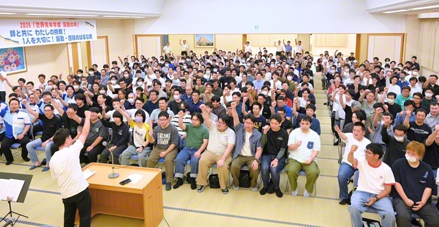 “広宣流布は俺がやる！”と誓いを新たにした、総群馬男子部の友ら（11日、渋川文化会館で）