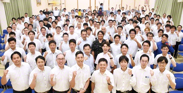 新出発を切った総県男子部の大会。9月の「SOKA青年総会2026」の結集で日本一を目指す（諫早文化会館で）