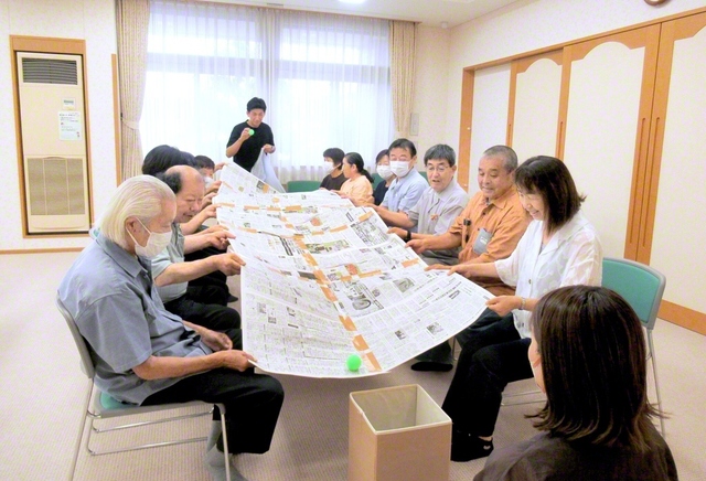 【沼田県・武尊支部　太陽地区】座談会の結集に向けて、訪問・激励に力を入れながら、一人一人に声かけをしてきた太陽地区。青年部コーナーでは、三つのゲームを実施し、皆で力を合わせて楽しく取り組んだ（12日、沼田文化会館で）