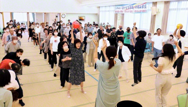 全員参加型のアトラクションが好評だったハッピーフェスタ（12日、倉敷南文化会館で）
