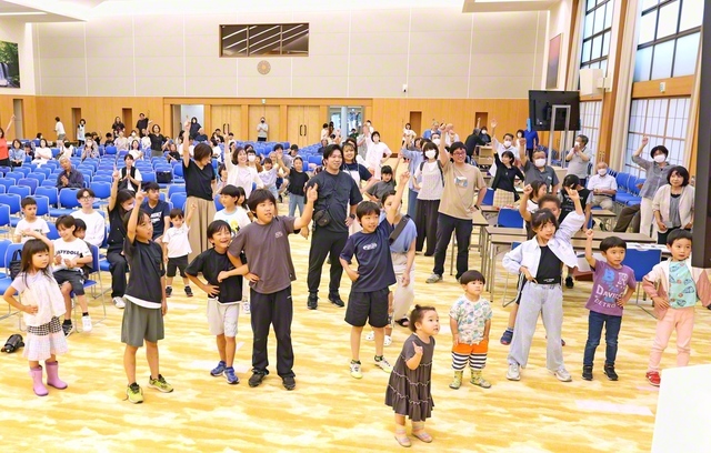 各部一体で開催している中勢本陣圏の「未来ファミリーデー」。勤行からスタートし、さまざまなブースが好評を博した（6月28日、三重文化会館で）