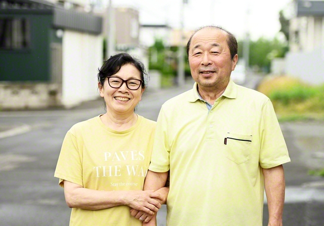 山尾さん㊧と夫の明さん
