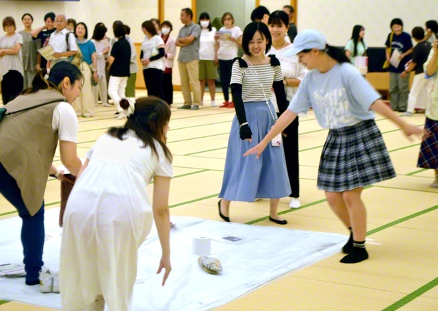 【紀州圏】「防災に必要なグッズはどれでしょう？」――借り物競走を通して、楽しく災害対策を学んだ（26日、和歌山文化会館で）