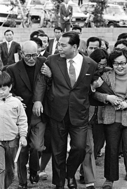 同志と愛媛県幹部総会の会場へ向かう池田先生（1973年11月11日、松山市内）