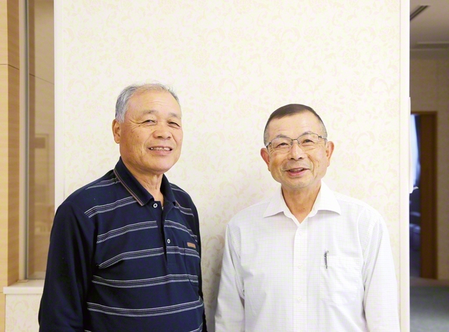 スクラム固く進む石川さん㊧と上野地区部長