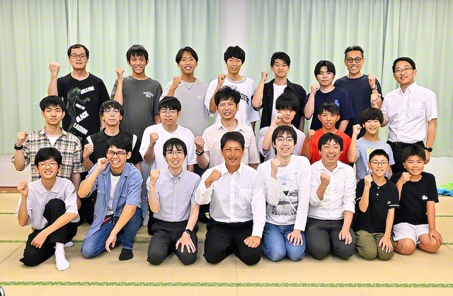 決意新たに、さらなる前進を約し合った音楽隊の友（26日、草津文化会館で）