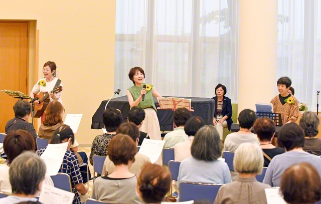 爽やかな歌声を響かせた「ひまわりグループ」。参加者も一緒に「夏の思い出」などを歌った