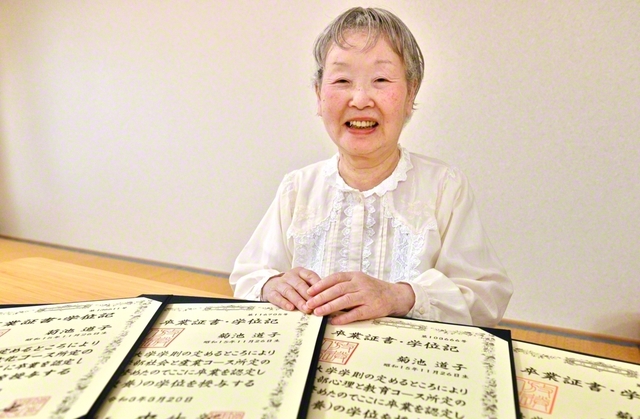 通信制大学の勉強に取り組みながら、友人との対話にも挑戦する菊池さん。求道の心が光る