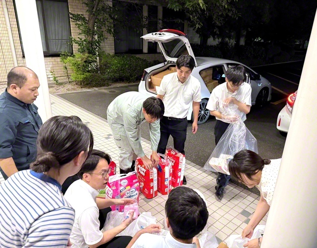 九州災害対策本部では、支援物資を迅速に手配し被災地に送った（28日、九州文化会館で）