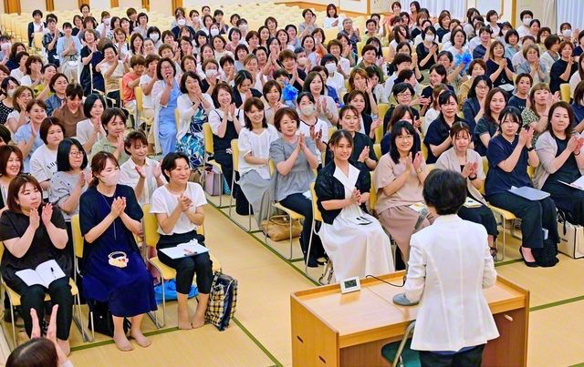 「総県支部女性部長会」では参加者全員で互いの健闘をたたえ合った（19日、滋賀文化会館で）