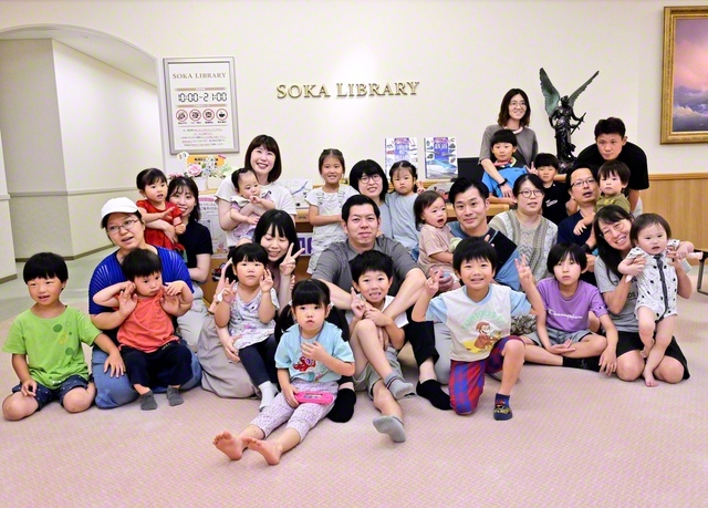 イベントに参加した親子が記念のカメラに（26日、滋賀文化会館で）