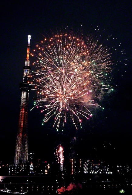 今年も多くの人々を魅了した「隅田川花火大会」。東京・下町の夜空に光の花が咲いた。暑さに負けず、思い出多き夏に！（7月25日撮影）