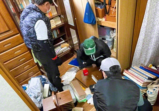 「かたし隊」が氷川町の宮﨑ミチヨさん宅で。地震当日、余震の恐怖で寝室に戻れず、玄関に座ったまま夜を明かした宮﨑さん。メンバーの姿に安堵の表情を浮かべた（2日）