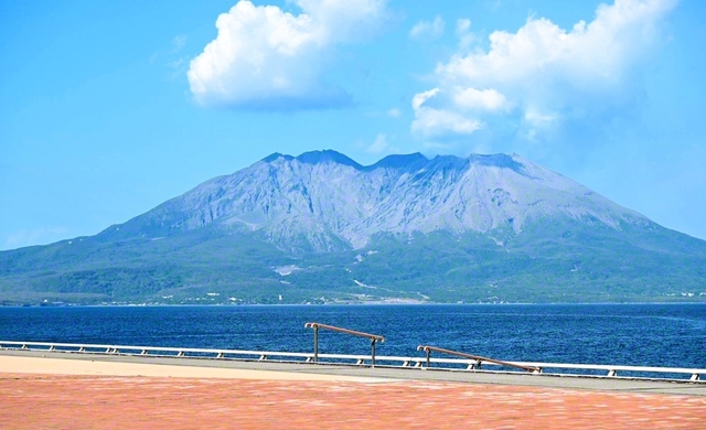 堂々とそびえる桜島（鹿児島市）＝恵原和恵通信員