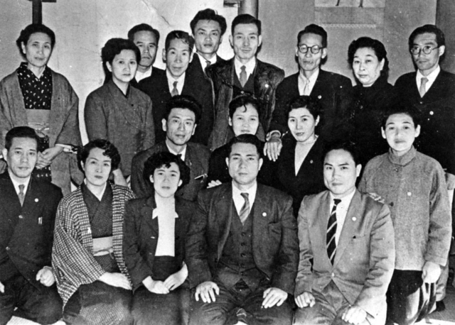 「山口開拓指導」の折に撮影された池田先生（前列中央）と同志の記念写真（1956年11月16日、柳井市内で）