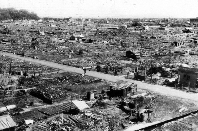 1945年7月4日の「徳島大空襲」で焦土となった徳島市内。市街地の約6割が焼き尽くされ、約7万人が被災した（徳島県立文書館提供）