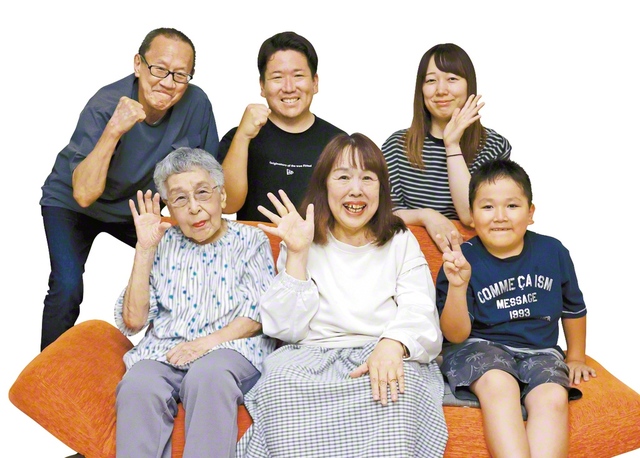前列左から母・竹市登志子さん、福永さん、孫、後列左から夫・大四郎さん、次男・敦史さん、次男の妻・佳美さん