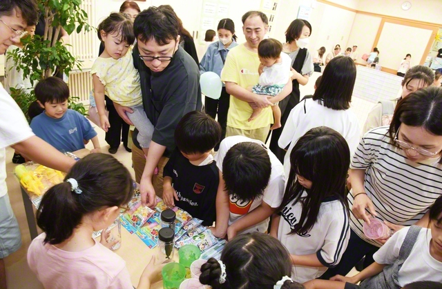 館内には親子で楽しめる企画も。元気な未来っ子が楽しそうに集まった（長野平和会館で）