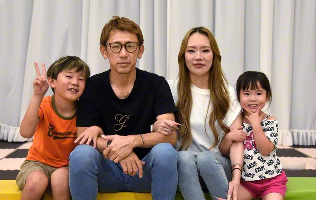 フェスを終えた今も「また皆と一緒に踊りたい」と語る前田さん（右から2人目）。徳村さん、子どもたちと
