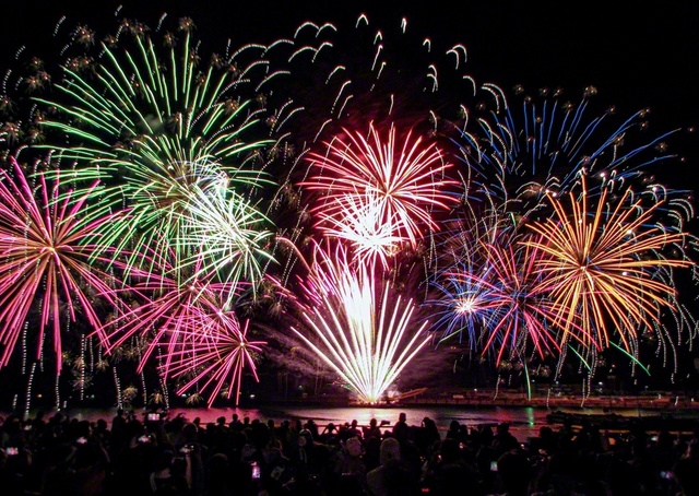 岩国港みなと祭花火大会（7月18日、岩国市内で）