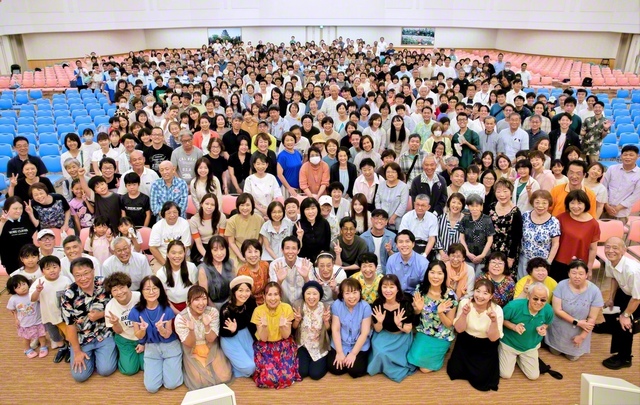 メインイベントの「ピースフェスタ」。赤須青年平和会議議長と橘広島青年平和委員会委員長がトークセッションを。また音楽隊と有志による演奏で、芸術部の代表が合唱を披露した（広島池田平和記念会館で）