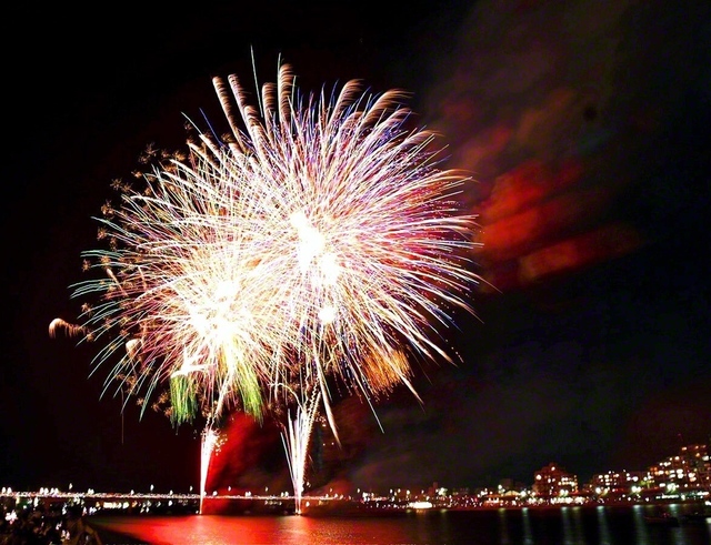 【みやざき納涼花火大会】約1万1000発が打ち上げられた「みやざき納涼花火大会」。夜空を華やかに彩る花火が観客を魅了した。今回はドローンによる光のショーも（宮崎市で）