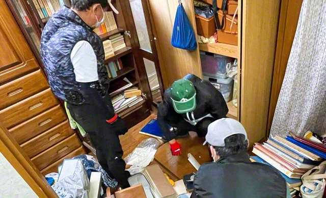 「かたし隊」が氷川町の宮﨑ミチヨさん宅で。地震当日、余震の恐怖で寝室に戻れず、玄関に座ったまま夜を明かした宮﨑さん。メンバーの姿に安堵の表情を浮かべた（2日）
