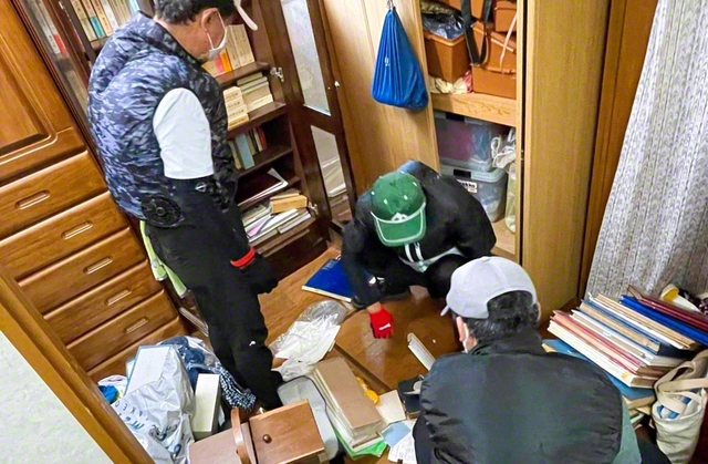 「かたし隊」が氷川町の宮﨑ミチヨさん宅で。地震当日、余震の恐怖で寝室に戻れず、玄関に座ったまま夜を明かした宮﨑さん。メンバーの姿に安堵の表情を浮かべた（2日）