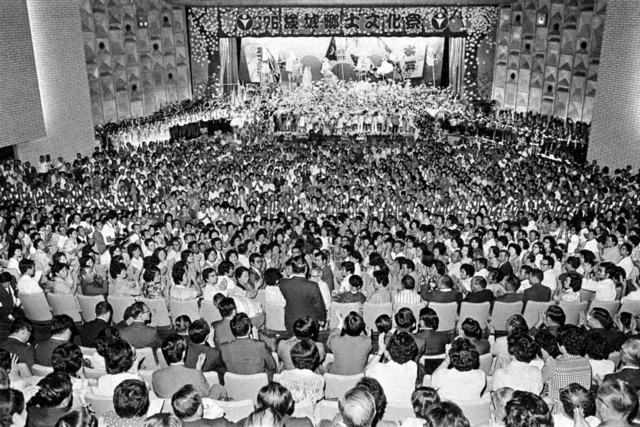 熱演の友と参加者の心が一つになった茨城郷土文化祭。マイクを持った池田先生が同志をたたえた（1976年8月15日、県民文化センターで）