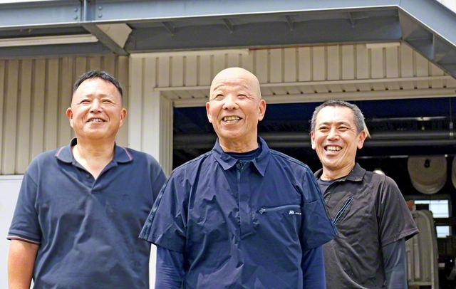 橋本さん㊥を慕う寺島さん㊧。藤本さんは座談会で司会も担う