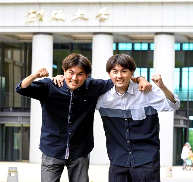 兄の光治さん㊨と弟の勇治さん