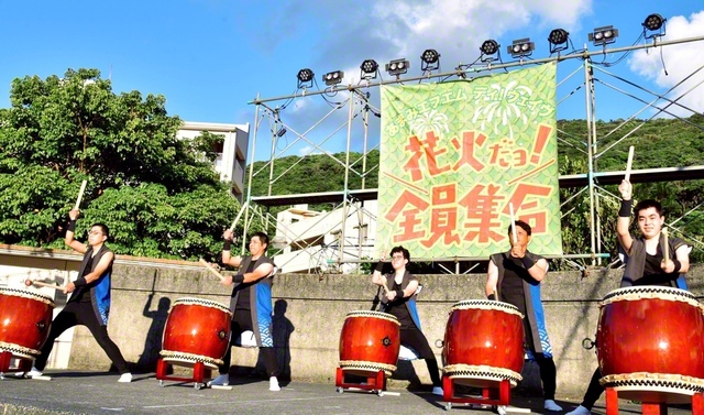 奄美太鼓団　祭りで熱演