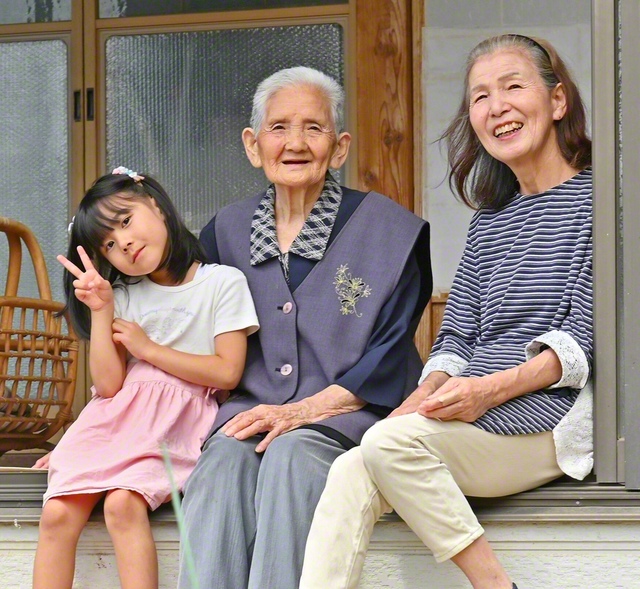 小野寺さん㊥が、長女の千葉賀代子さん㊨、夏休みで遊びに来たひ孫と共に自宅の縁側でくつろぐ