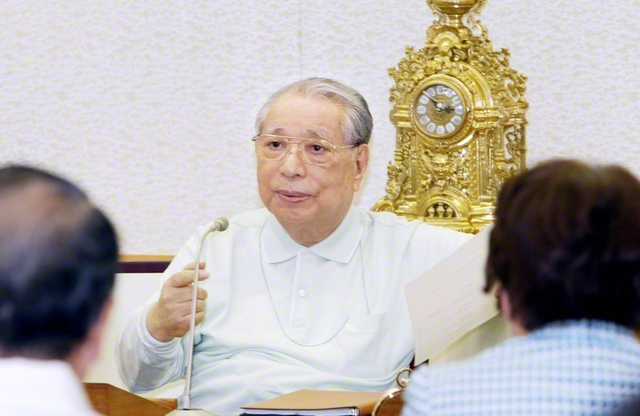 “ともに築こう！　民衆が栄える「永遠の都」を”――各部代表協議会でスピーチする池田先生（2008年8月15日、群馬多宝研修道場で）