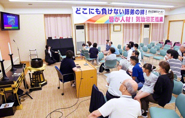 気仙沼正義県の大会では、少女部員が司会を担当。高等部員が毎日の勤行・唱題と勉学に挑戦し、資格試験に合格した体験を報告した。高等部員が担当した企画では、教育現場で活用されている学習ツールを使ったクイズを実施。楽しみながら学べる内容で会場を盛り上げた。三浦県長が未来部の友を励ました（9日、気仙沼文化会館で）