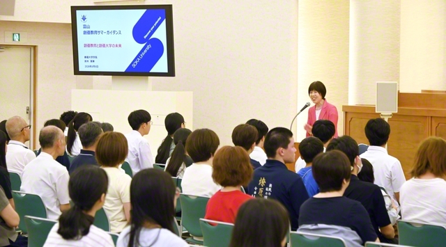 創価大学の鈴木学長による講演（8日、富山文化会館で）