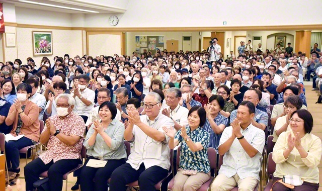 「沖縄健児の歌」を大合唱し、立正安国の金字塔を築こうと誓い合った師弟勝利大会（11日、うるま文化会館で）