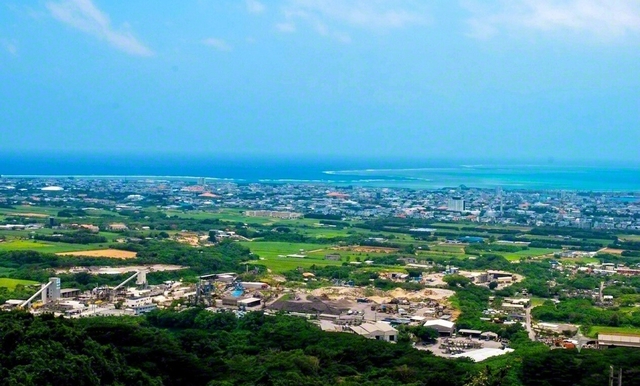 バンナ公園の展望台から見渡せる石垣市の市街地とエメラルドグリーンの海。この展望台には、多くの地元住民、観光客が訪れる