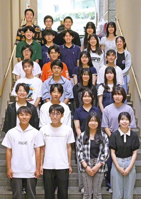 「全国未来部夏季研修会」に参加した第2総東京のメンバーが記念のカメラに（10日、創価大学で）
