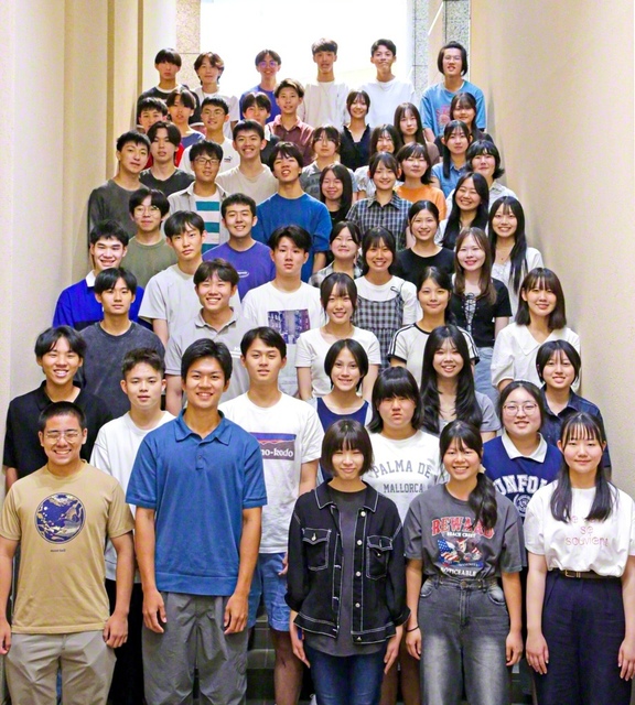 「全国未来部夏季研修会」に参加した東京（23区）のメンバーらが記念のカメラに（10日、創価大学で）