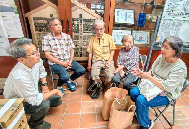 10日、八代大勝圏の梅田圏長が八代市の避難所で生活するメンバーの元を訪れた（左端から時計回りに梅田圏長、清水正己さん、今﨑広幸さん、母・スエ子さん、松下美月さん）。スエ子さんは「こうして同志と触れ合う時間が心のよりどころです」と安堵した（八代市で）