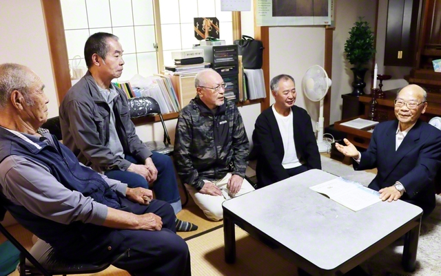 高橋さん（右端）が地区の壮年部らと